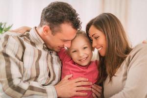 familia feliz en casa foto