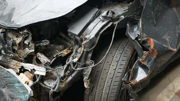 un coche destrozado después de un accidente video