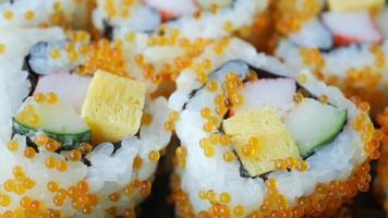 sushi rollen met spiering ree en tomago video