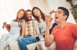 joven comiendo pizza foto