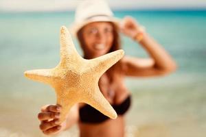 chica de verano con estrellas de mar foto