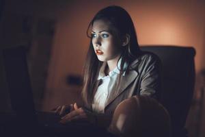 chica en la luz de la pantalla foto