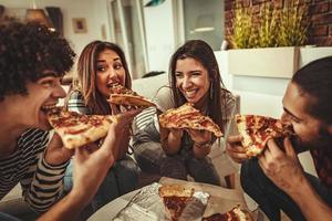 amistad condimentada con pizza foto