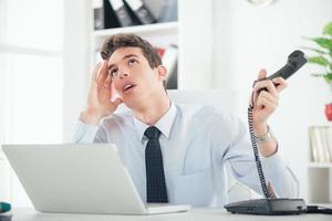 hombre de negocios en la oficina foto