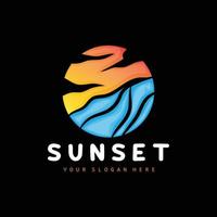 logotipo de puesta de sol, diseño de playa, ilustración de río y sol, vector disfrutando del crepúsculo