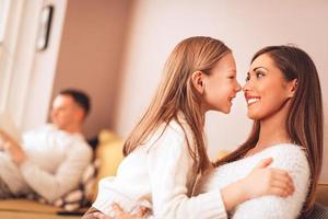 familia feliz en casa foto