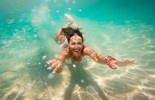 linda chica nadando bajo el mar foto
