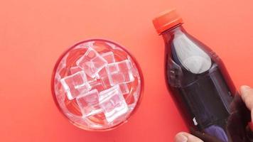 un vaso con hielo y una botella de refresco video