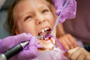 niña en el dentista foto