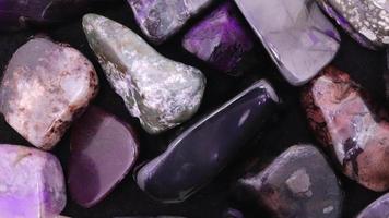 sugilite mucchio gioiello struttura sfondo. in movimento giusto senza soluzione di continuità ciclo continuo sfondo. video