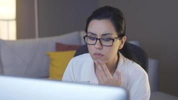 mujer de negocios profesional trabajando con cuidado e intensamente. la mujer que mira la pantalla de la computadora está trabajando con mucho cuidado. video