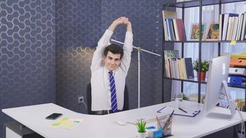 haciendo ejercicio en la oficina. hombre de negocios sentado en una silla tratando de mantenerse saludable haciendo ejercicio. video