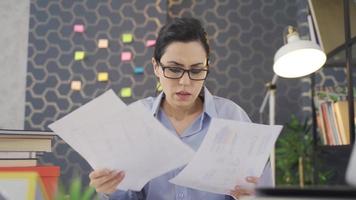 mujer de negocios ocupada estresada. la mujer de negocios que trabaja largas horas en la oficina sobre el trabajo se cansa y se deprime. video