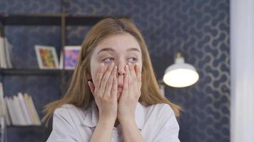 stressato attività commerciale donna con mani su viso. attività commerciale donna è stressato e depresso, mani su viso. video