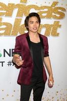 los angeles - 14 de agosto - shin lim en la alfombra roja del show en vivo de la temporada 13 de america s got talent en el dolby theater el 14 de agosto de 2018 en los angeles, ca foto