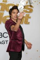 los angeles - 14 de agosto - shin lim en la alfombra roja del show en vivo de la temporada 13 de america s got talent en el dolby theater el 14 de agosto de 2018 en los angeles, ca foto