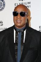 los angeles - 7 de enero - stevie wonder at the art of elysium 10a gala anual del cielo de corbata negra en red studios el 7 de enero de 2017 en los angeles, ca foto