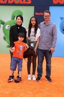 los angeles - 27 de abril - sun-min kim, david horvath, familia en el estreno de los muñecos feos en regal la live el 27 de abril de 2019 en los angeles, ca foto