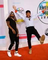 los angeles - 19 de noviembre - swae lee, slim jxmmi en los american music awards 2017 en microsoft theater el 19 de noviembre de 2017 en los angeles, ca foto