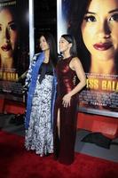 los angeles - 30 de enero - rosario dawson, gina rodriguez en el estreno de miss bala en regal la live el 30 de enero de 2019 en los angeles, ca foto