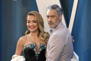 los angeles - 27 de marzo - taika waititi, rita ora en la fiesta vanity fair oscar en el centro wallis annenberg para las artes escénicas el 27 de marzo de 2022 en beverly hills, ca foto