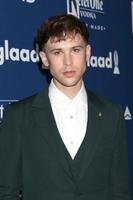 los angeles - 12 de abril - tommy dorfman en glaad media awards los angeles en beverly hilton hotel el 12 de abril de 2018 en beverly hills, ca foto