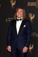 los angeles - 10 de septiembre - tony cavalero en los premios emmy de artes creativas 2017 - llegadas al microsoft theater el 10 de septiembre de 2017 en los angeles, ca foto