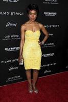 los angeles - 18 de marzo - angela bassett llega al estreno de olympus ha caído en los angeles en los teatros arclight hollywood el 18 de marzo de 2013 en los angeles, ca foto