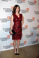 los angeles, 7 de abril - betsy brandt en la 22ª cena anual de la alianza por los derechos de los niños en beverly hilton hotel el 7 de abril de 2014 en beverly hills, ca foto