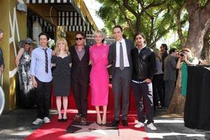 los angeles, 29 de octubre - simon helberg, melissa rausch, johnny galecki, kaley cuoco, jim parsons, kunal nayyar en la estrella de kaley cuoco en el paseo de la fama de hollywood en el hollywood blvd el 29 de octubre de 2014 en los angeles, ca foto