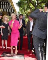 los angeles, 29 de octubre - chuck lorre, simon helberg, melissa rausch, johnny galecki, kaley cuoco, jim parsons, kunal nayyar en la estrella de kaley cuoco en el paseo de la fama de hollywood en el hollywood blvd el 29 de octubre de 2014 en los angeles, California foto