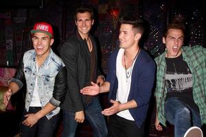 los angeles, 1 de abril - carlos roberto pena jr, james maslow, logan henderson, kendall schmidt de big time rush en el anuncio de la gira de vacaciones de verano de big time rush y victoria justice en house of blues el 1 de abril de 2013 en west hollywood, ca foto