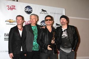 las vegas, 22 de mayo - u2 larry mullen jr, adam clayton, bono y the edge en la sala de prensa de los premios billboard music awards 2011 en mgm grand garden arena el 22 de mayo de 2010 en las vegas, nv foto