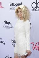 las vegas, 17 de mayo - tori kelly en los premios billboard music awards 2015 en el mgm grand garden arena el 17 de mayo de 2015 en las vegas, nevada foto