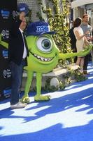 los angeles, jun 17 - billy crystal en el estreno de monsters university en el capitan theater el 17 de junio de 2013 en los angeles, ca foto