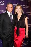 los angeles, 20 de marzo - bob iger, willow bay llega a la 21a noche anual en sardi s en beneficio de la asociación de alzheimer en el hotel beverly hilton el 20 de marzo de 2013 en beverly hills, ca foto