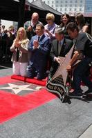 los angeles, 2 de junio - funcionarios de la cámara, michael symon, brooke johnson, bobby flay, sophie flay en la ceremonia del paseo de la fama de bobby flay hollywood en el hollywood blvd el 2 de junio de 2015 en los angeles, ca foto