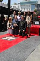 los angeles, 2 de junio - funcionarios de la cámara, michael symon, brooke johnson, bobby flay, sophie flay en la ceremonia del paseo de la fama de bobby flay hollywood en el hollywood blvd el 2 de junio de 2015 en los angeles, ca foto