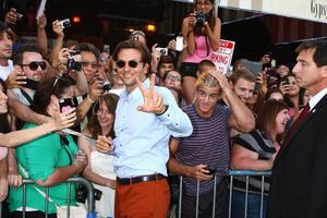 los ángeles, 16 de mayo - bradley cooper interactúa con los fanáticos en el estreno de hangover iii la en el teatro del pueblo el 16 de mayo de 2013 en westwood, ca foto