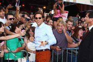 los ángeles, 16 de mayo - bradley cooper interactúa con los fanáticos en el estreno de hangover iii la en el teatro del pueblo el 16 de mayo de 2013 en westwood, ca foto