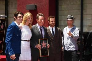 los angeles, 16 de julio - rj mitte, anna gunn, bryan cranston, aaron paul, productor en la ceremonia de la estrella del paseo de la fama de hollywood para bryan cranston en el hotel redbury el 16 de julio de 2013 en los angeles, ca foto