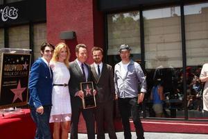 los angeles, 16 de julio - rj mitte, anna gunn, bryan cranston, aaron paul, productor en la ceremonia de la estrella del paseo de la fama de hollywood para bryan cranston en el hotel redbury el 16 de julio de 2013 en los angeles, ca foto