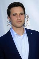 los angeles, 26 de junio - brett dalton llega a la 39ª entrega anual de los premios saturno en los náufragos el 26 de junio de 2013 en burbank, ca foto