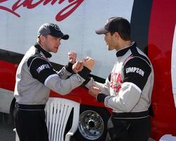 los angeles, 23 de marzo - brett davern, jesse metcalfe en el 37º entrenamiento anual de carreras de celebridades profesionales de toyota en el circuito internacional de willow springs el 23 de marzo de 2013 en rosamond, ca foto exclusiva