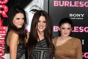 los angeles, 15 de noviembre - kendall jenner, khloe kardashian, kylie jenner llega al burlesque la premiere en el teatro chino de grauman el 15 de noviembre de 2010 en los angeles, ca foto