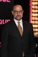 los angeles, 15 de noviembre - stanley tucci llega al burlesque la premiere en el teatro chino de grauman el 15 de noviembre de 2010 en los angeles, ca foto