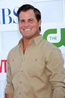 los angeles, 29 de julio - george eads llega a la fiesta tca de verano 2012 de cbs, cw y showtime en el estacionamiento adyacente del hotel beverly hilton el 29 de julio de 2012 en beverly hills, ca foto