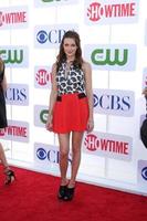 los angeles, 29 de julio - katie cassidy llega a la fiesta tca de verano 2012 de cbs, cw y showtime en el estacionamiento adyacente del hotel beverly hilton el 29 de julio de 2012 en beverly hills, ca foto