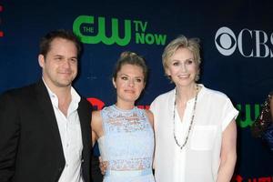 los angeles, 10 de agosto - kyle bornheimer, maggie lawson, jane lynch en la fiesta cbs tca summer 2015 en el pacific design center el 10 de agosto de 2015 en west hollywood, ca foto