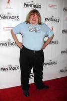 los angeles, 21 de febrero - bruce vilanch llega a la actuación que celebra el 90 cumpleaños de carol channing en pantages theater el 21 de febrero de 2011 en los angeles, ca foto